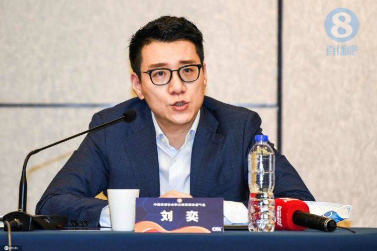 强行挺进美艳老师的后臀